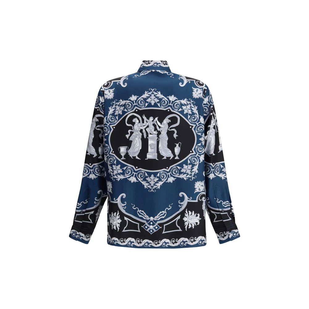 Chemise Versace en soie bleue avec motif élégant, détails de luxe et coupe sophistiquée visible sur l'image.