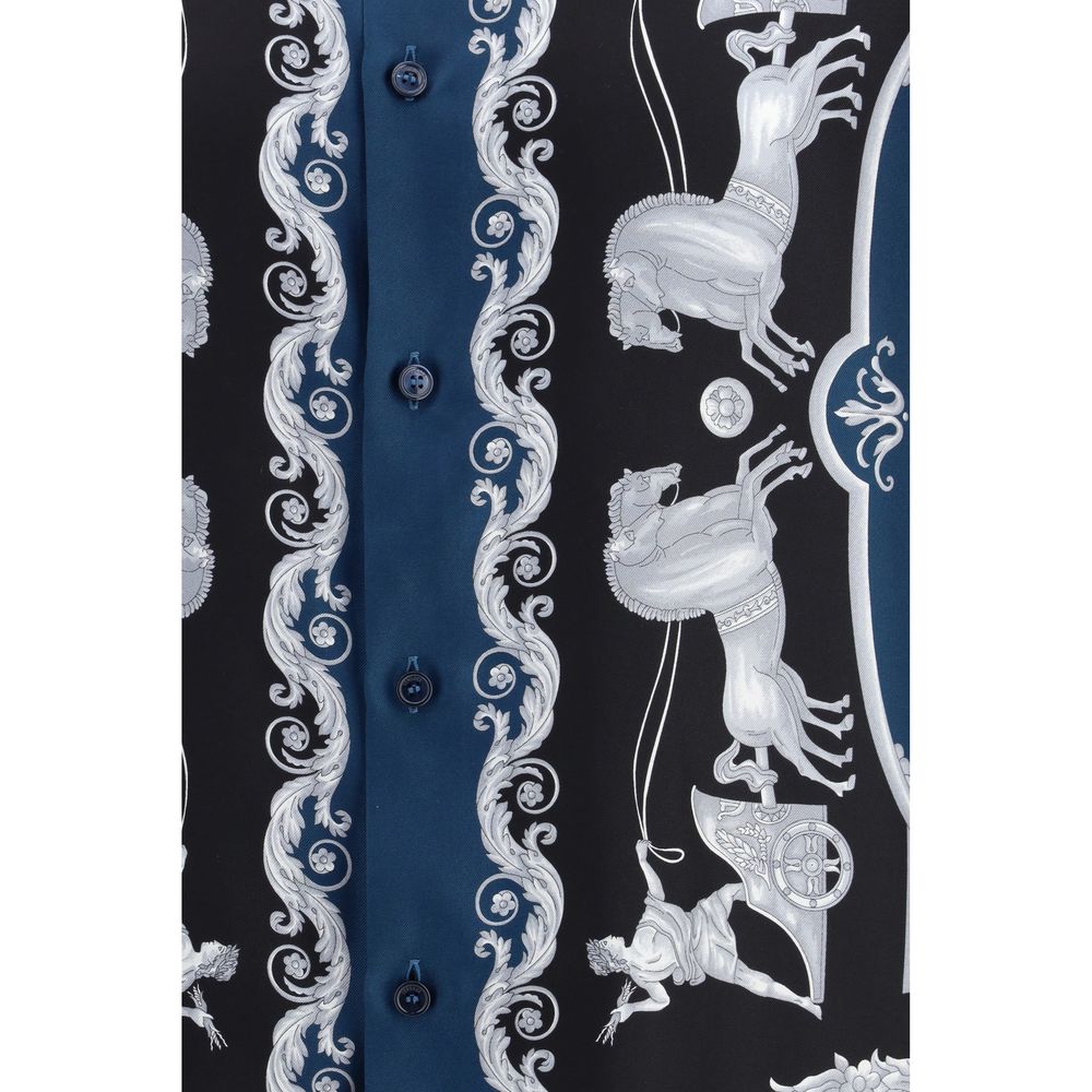 Chemise en soie bleue avec motif Versace, style élégant, tissu luxueux et détails sophistiqués visibles sur l'image.