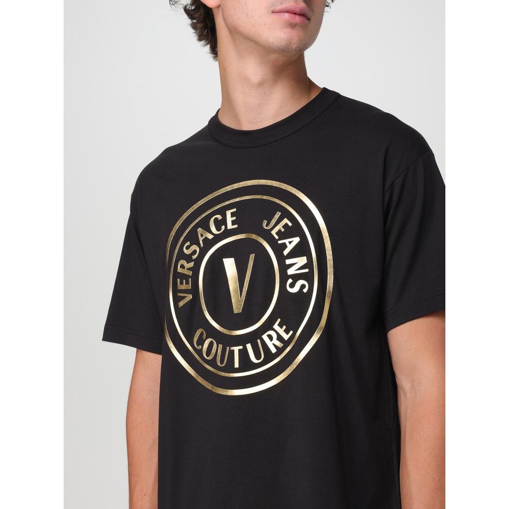 T-shirt en coton noir de la marque Versace Jeans, avec logo visible sur le devant, tissu doux et confortable.