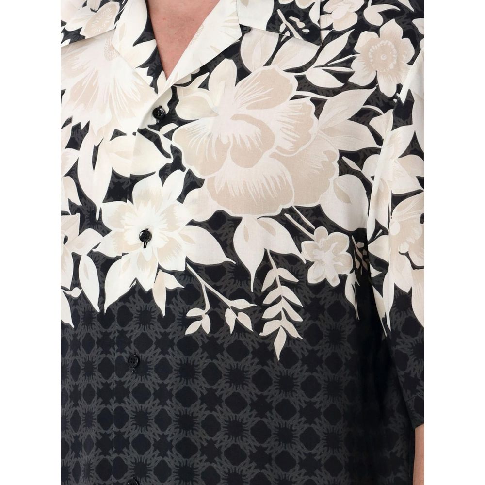 Chemise en soie noire à motif de la marque Amiri, avec col et boutons visibles, élégante et sophistiquée.