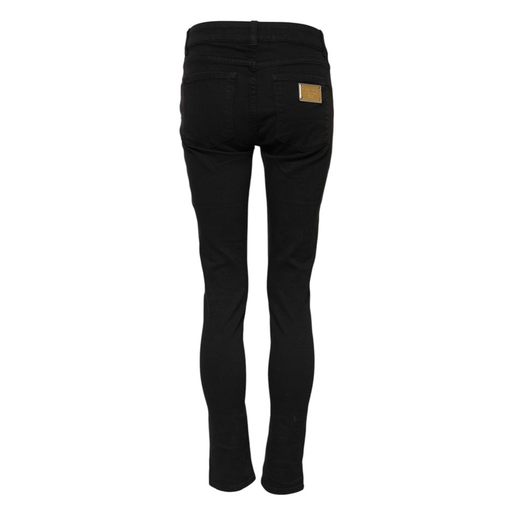 Jeans skinny en coton noir de Dolce & Gabbana, coupe ajustée, portée décontractée, visible sur le mannequin.