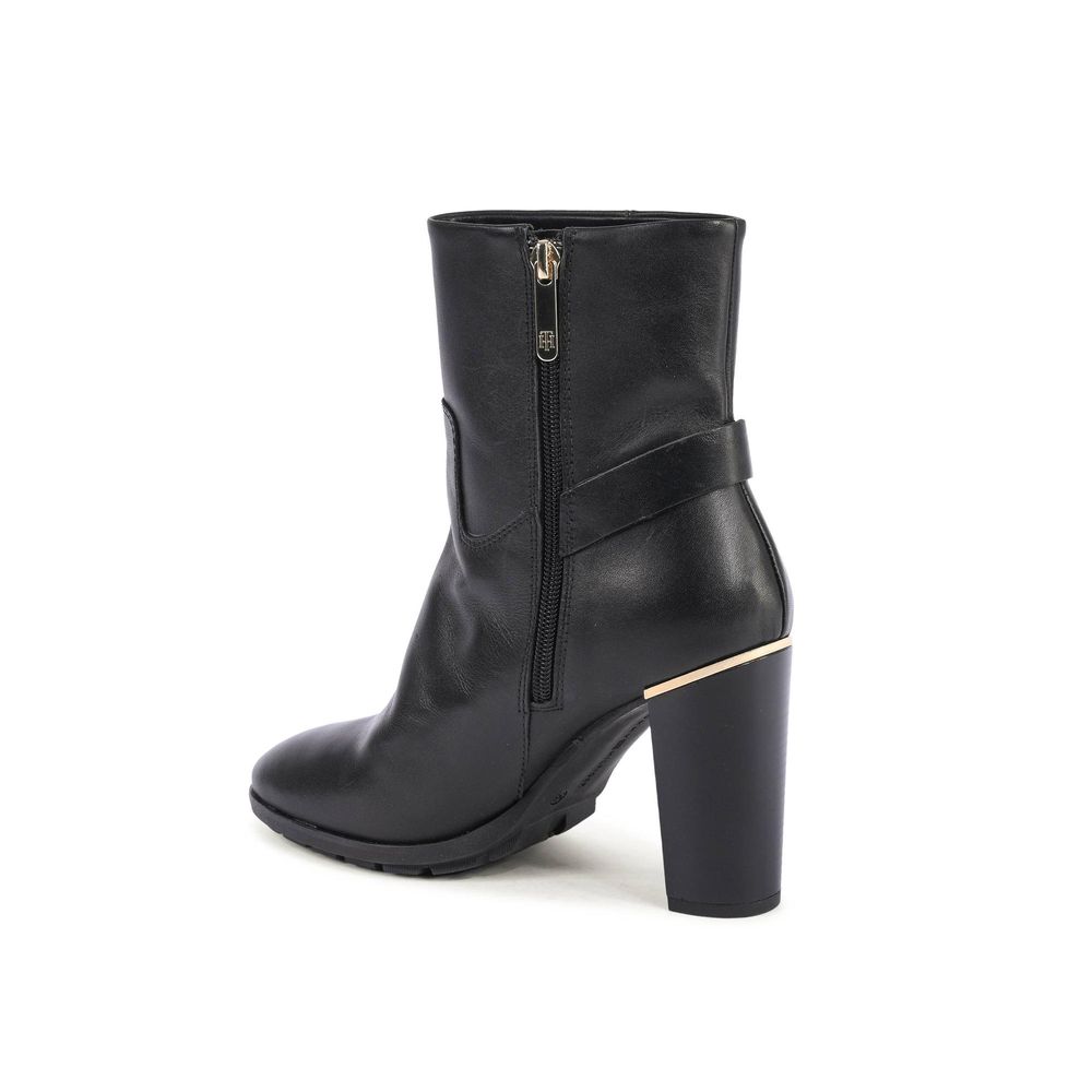 Bottes en cuir noir Tommy Hilfiger pour ankle, style élégant et moderne, visibles avec leur finition en cuir lisse.