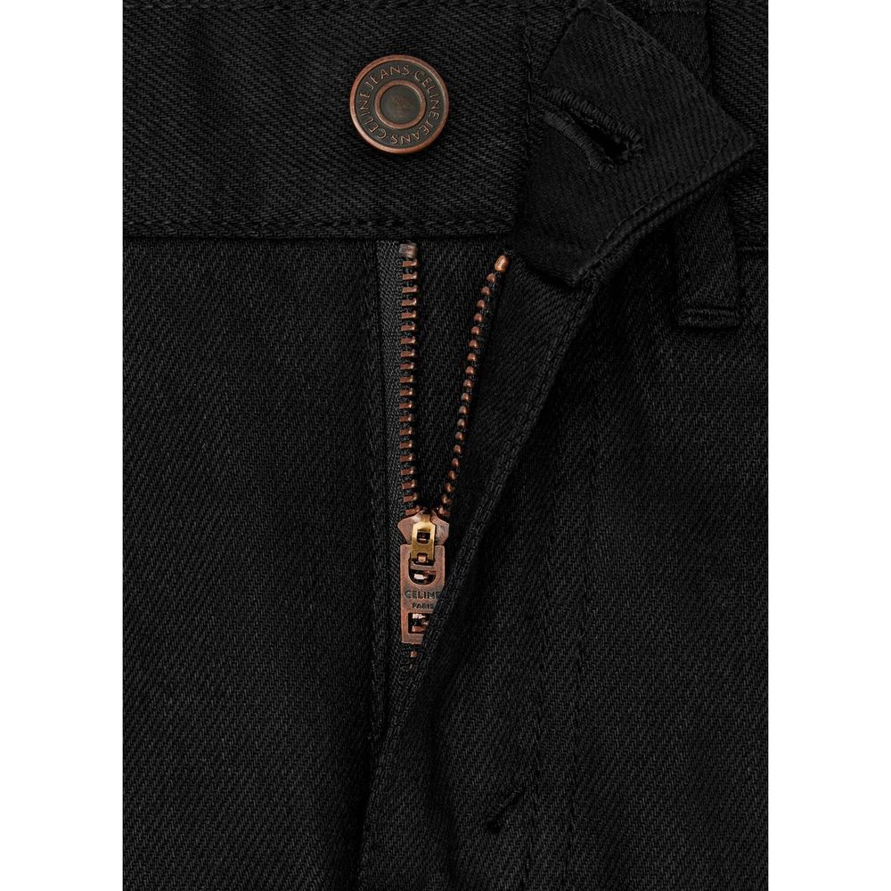 Jean skinny en coton noir de la marque Celine, coupe ajustée, porté avec une ceinture et des chaussures décontractées.