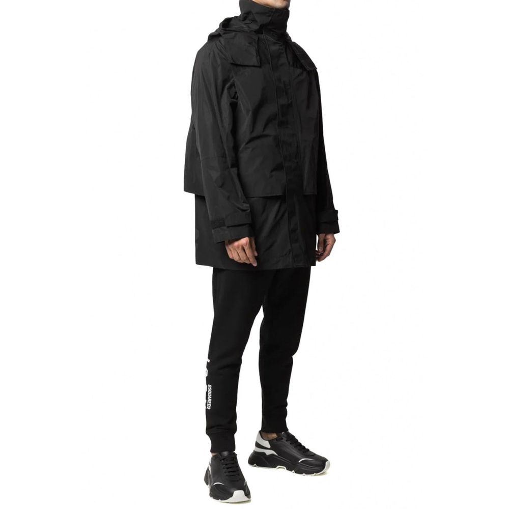 Veste en nylon noire Dsquared², coupe moderne, avec capuche et fermeture éclair, conçue pour un style urbain et décontracté.