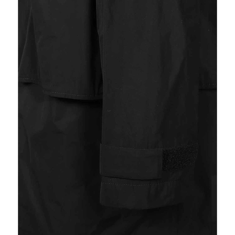 Veste en nylon noire de Dsquared², coupe moderne avec capuche et fermeture éclair, vue de face sur un fond neutre.