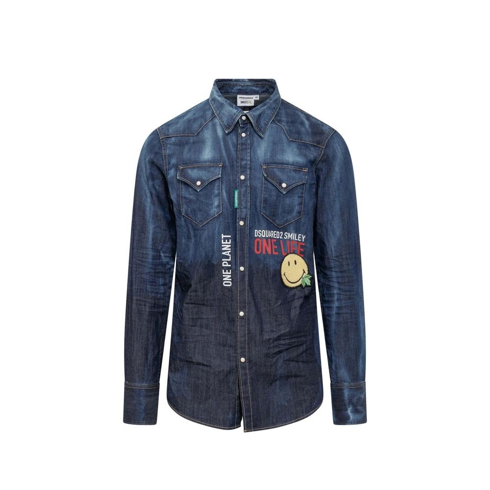 Chemise en denim bleu Dsquared² avec col classique et boutons, portée sur un mannequin.