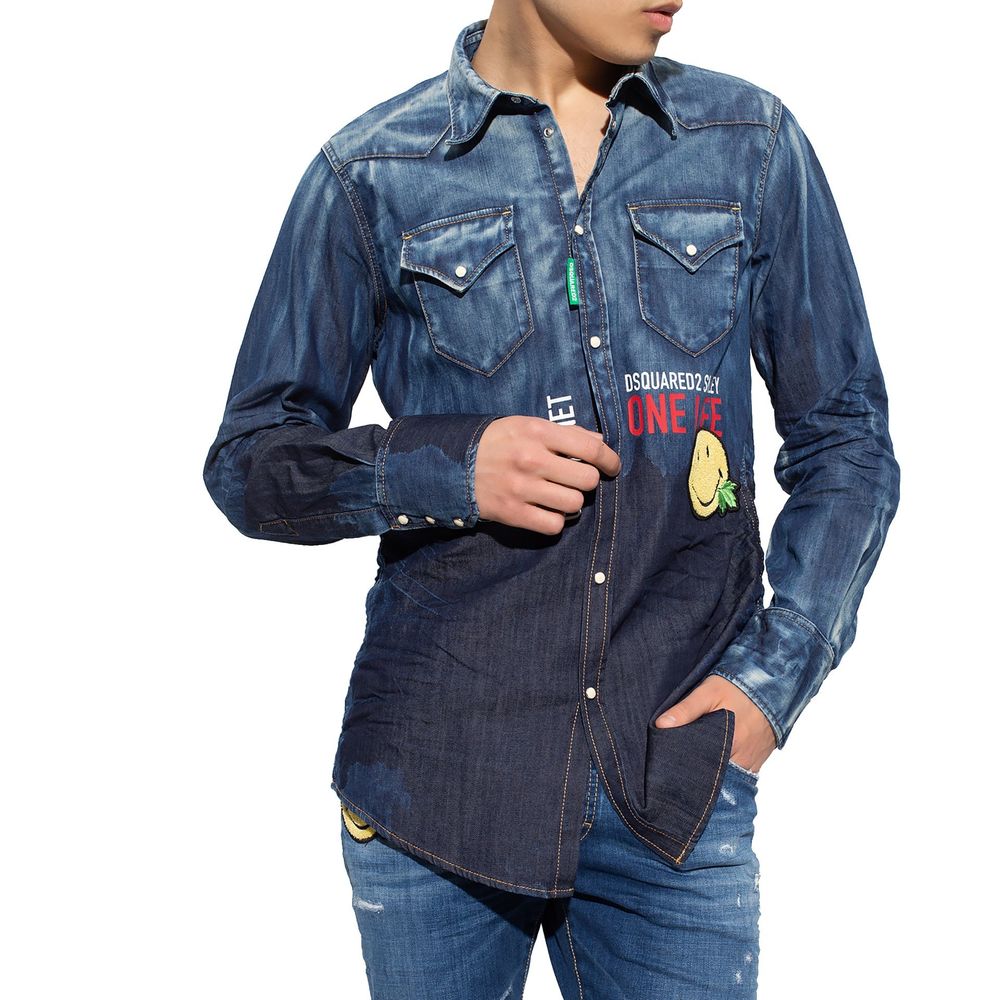 Chemise en denim bleu Dsquared² avec col traditionnel et boutons, affichée sur un mannequin.