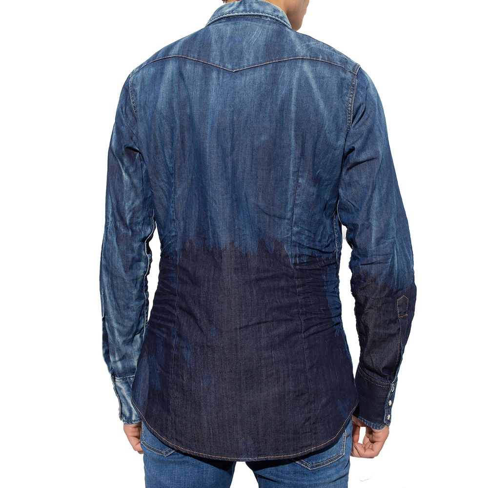 Chemise en denim bleu Dsquared² avec col classique et boutons, portée sur un mannequin.