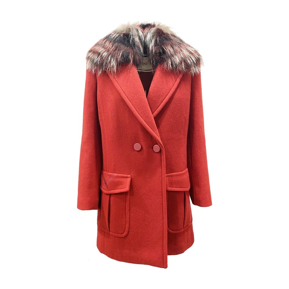 Manteau en laine vierge multicolore Fendi avec coupe élégante et détails modernes, porté sur un fond neutre.