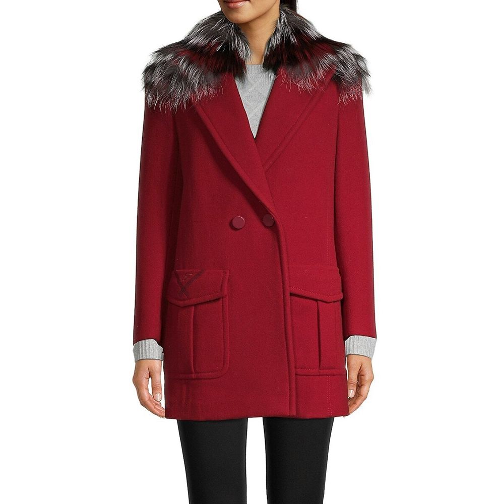 Manteau en laine vierge multicolore de Fendi, coupe élégante, avec col et détails sophistiqués, porté sur un mannequin.