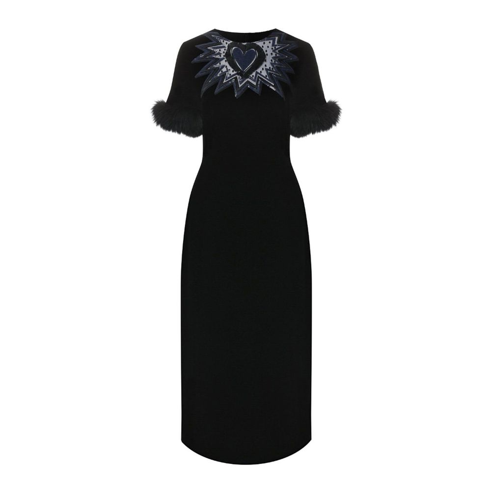 Robe décontractée noire en viscose de Fendi, coupe fluide et élégante, portée avec des détails subtils.