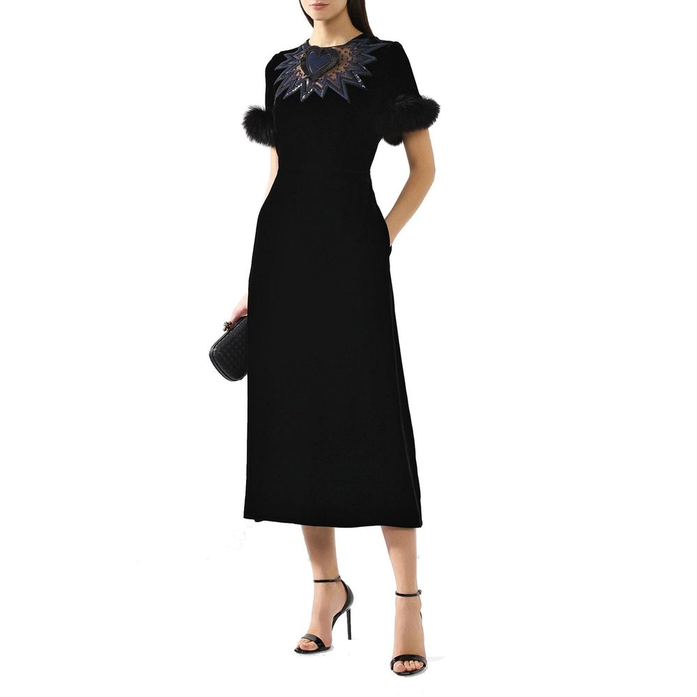 Robe décontractée noire en viscose de Fendi, coupe fluide et élégante, portée avec manches longues et col rond.