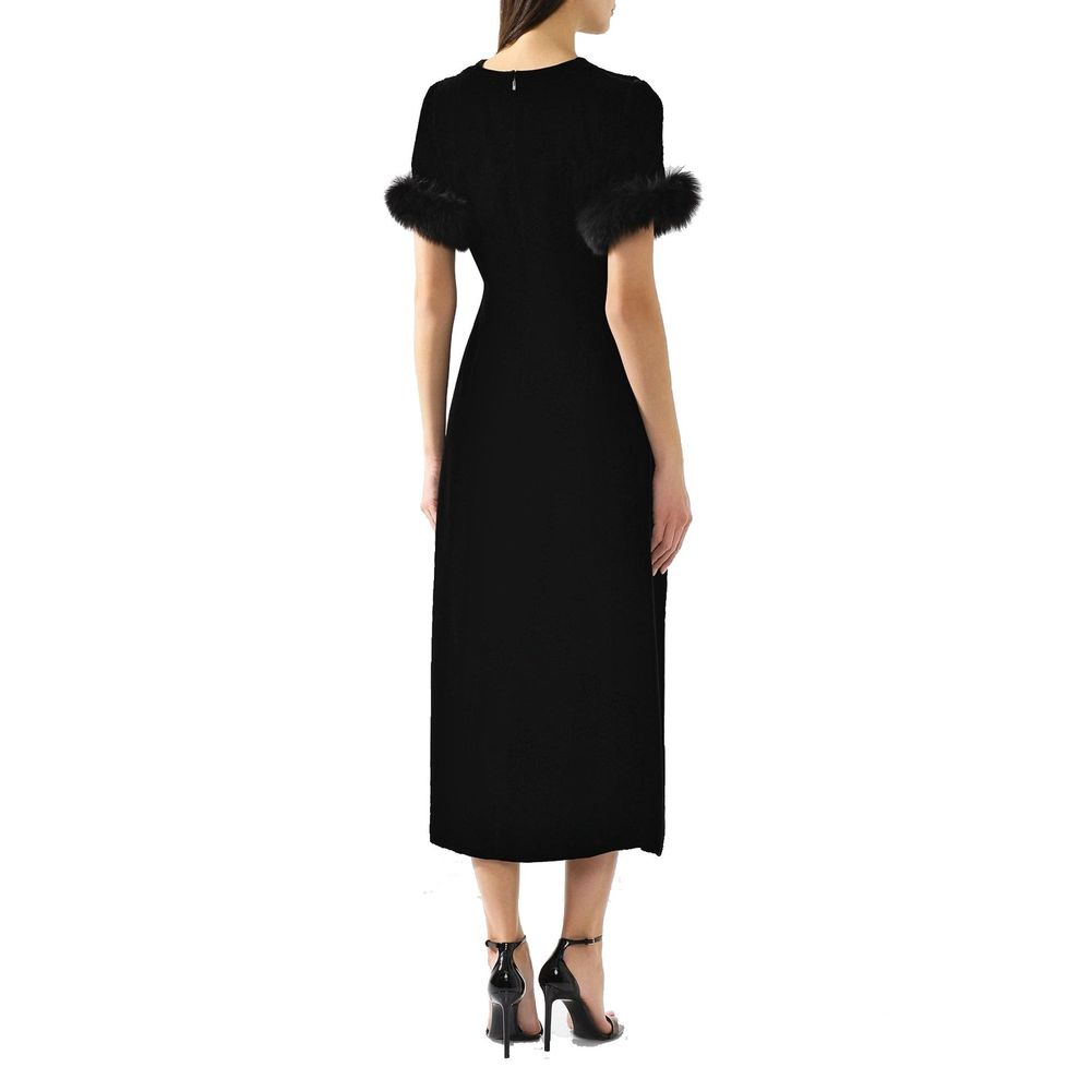 Robe décontractée noire en viscose de Fendi, coupe ample et élégante, portée avec des détails subtils et modernes.