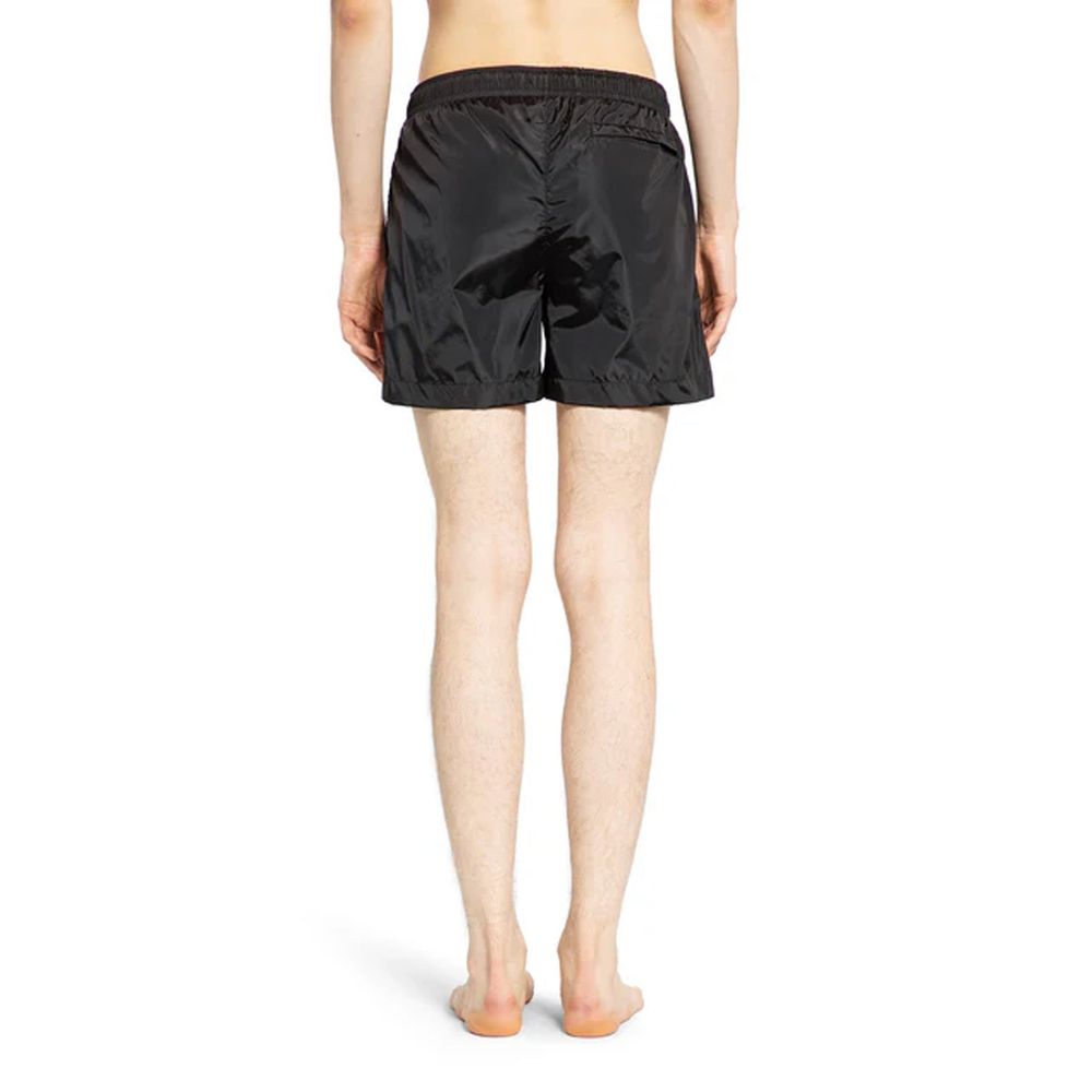 Shorts noirs en polyamide de Givenchy, style moderne avec coupe ajustée, visibles en détail sur l'image.
