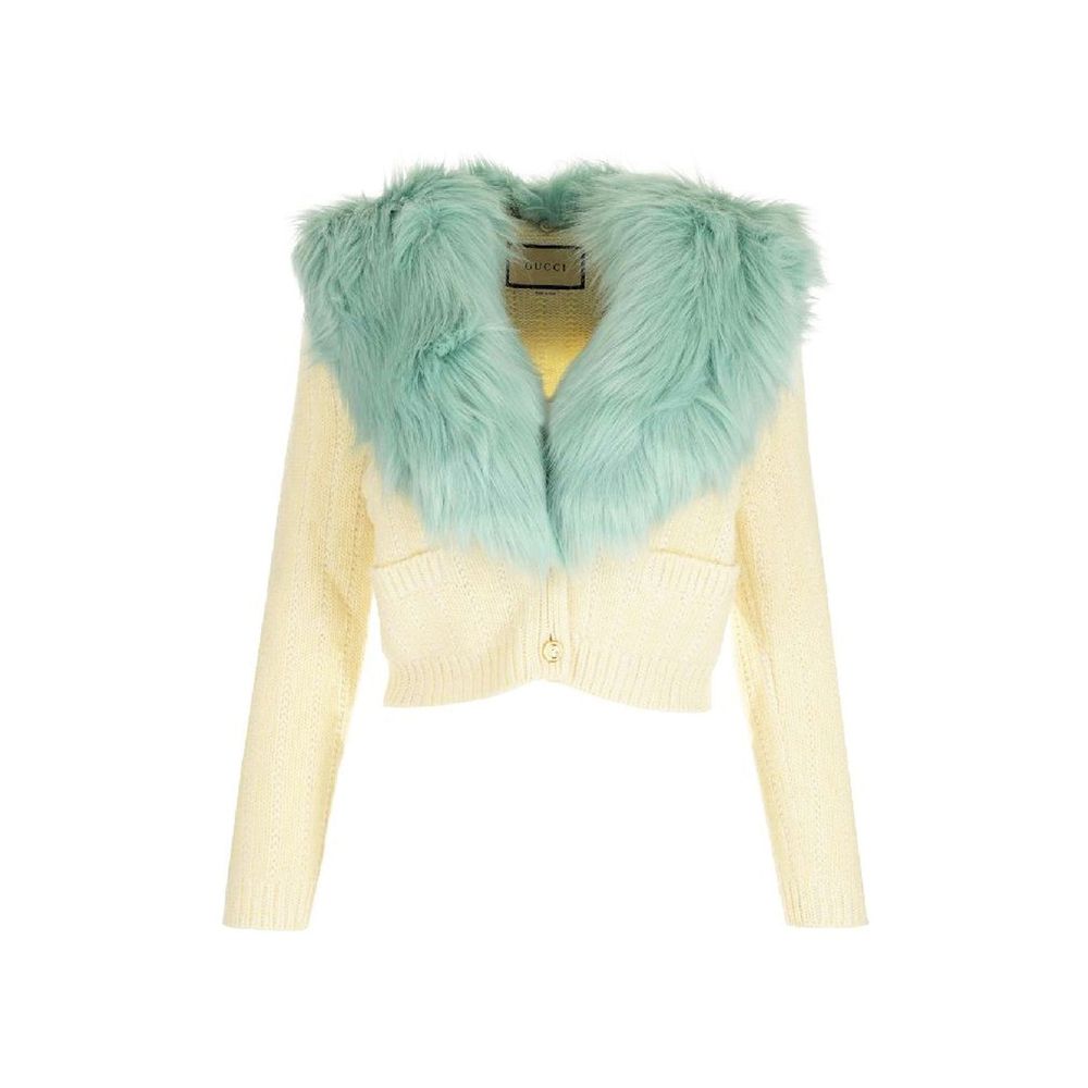 Cardigan en laine blanc Gucci, doux et élégant, avec détails de la marque, porté sur un mannequin.