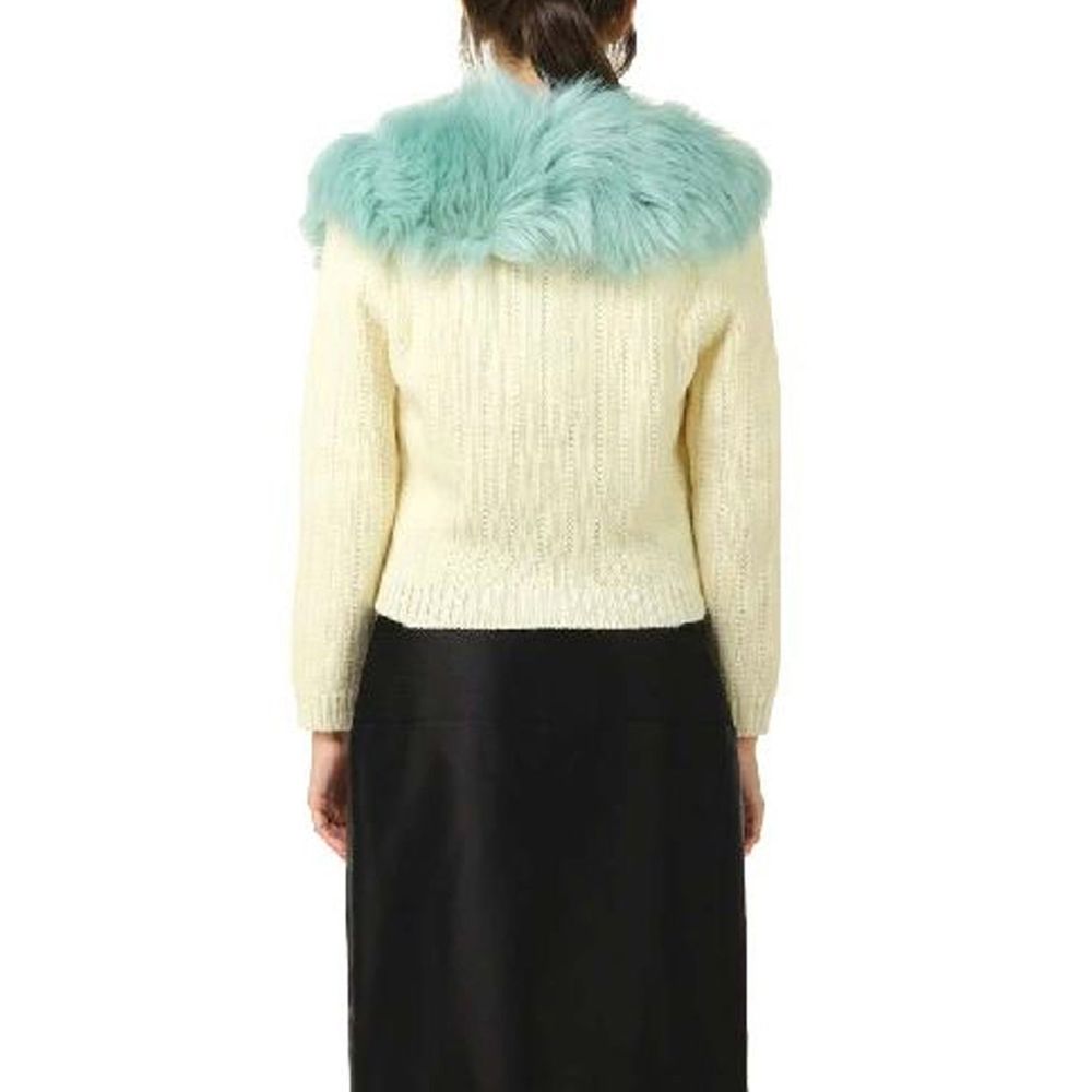 Cardigan en laine blanc Gucci, vue de face, détails du tricot et logo Gucci visible, vêtement élégant et confortable.