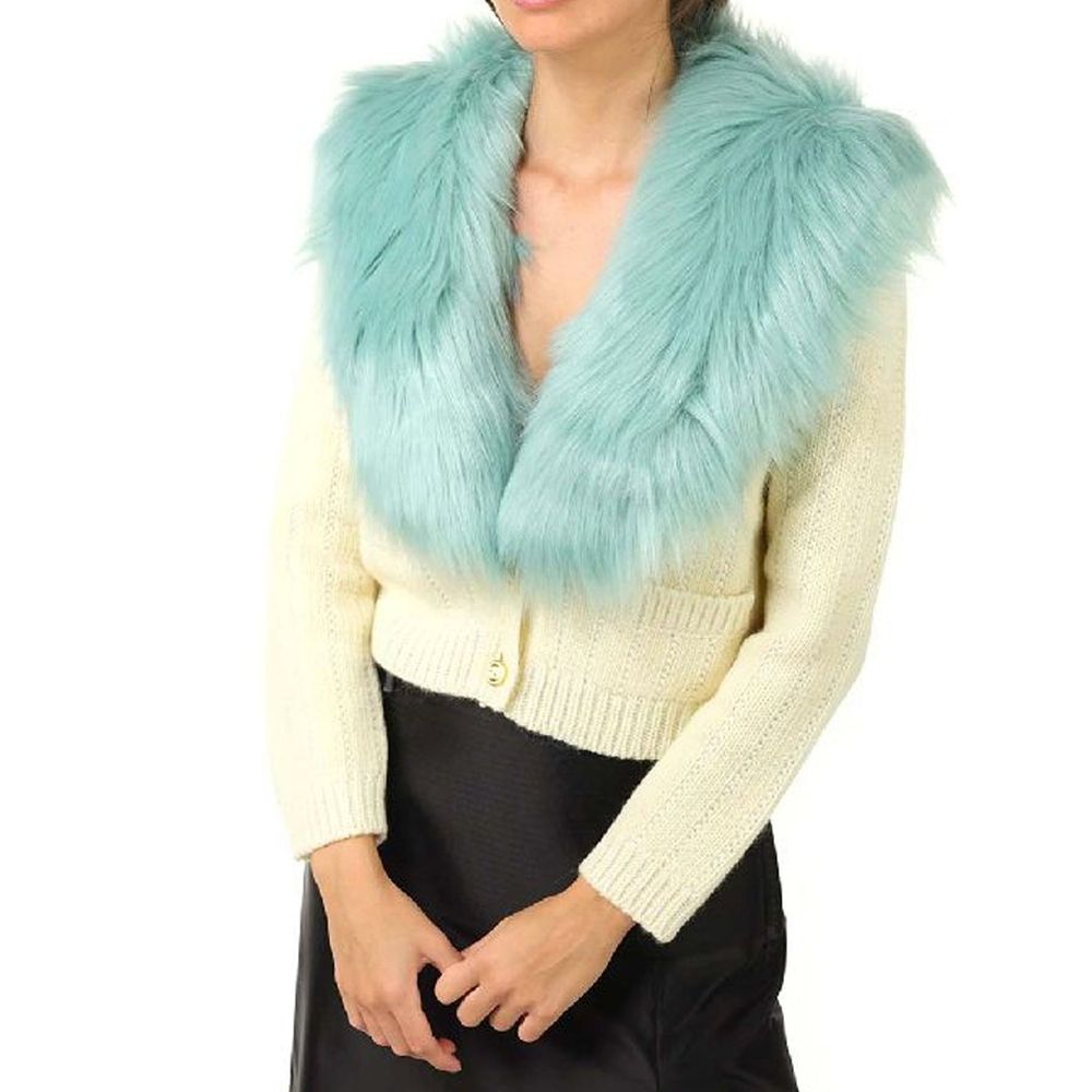 Cardigan en laine blanc Gucci, vue de face, détails du tricot, col classique, porté sur un fond neutre.
