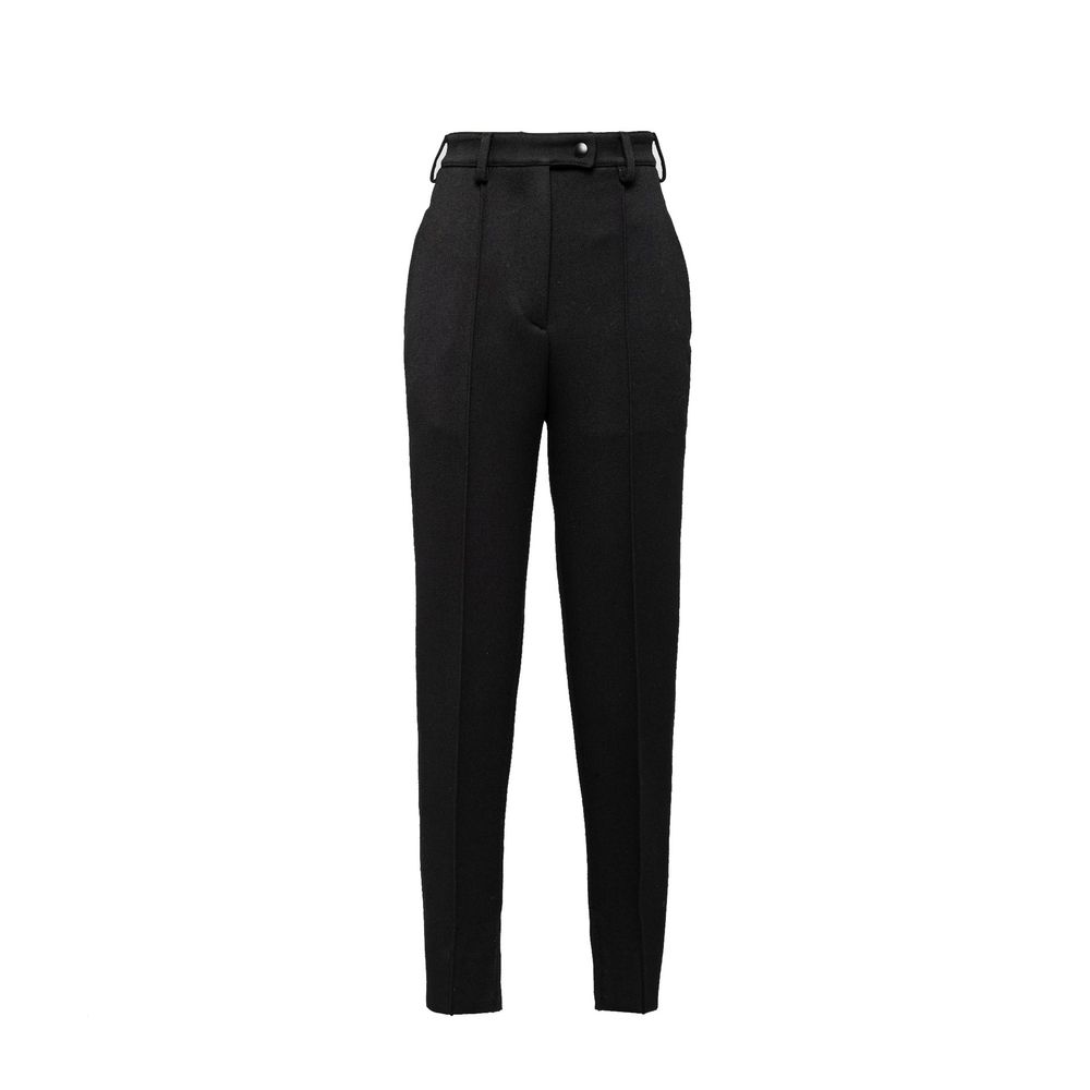 Pantalon décontracté en laine vierge noire de Prada, coupe élégante et moderne, porté sur un mannequin.
