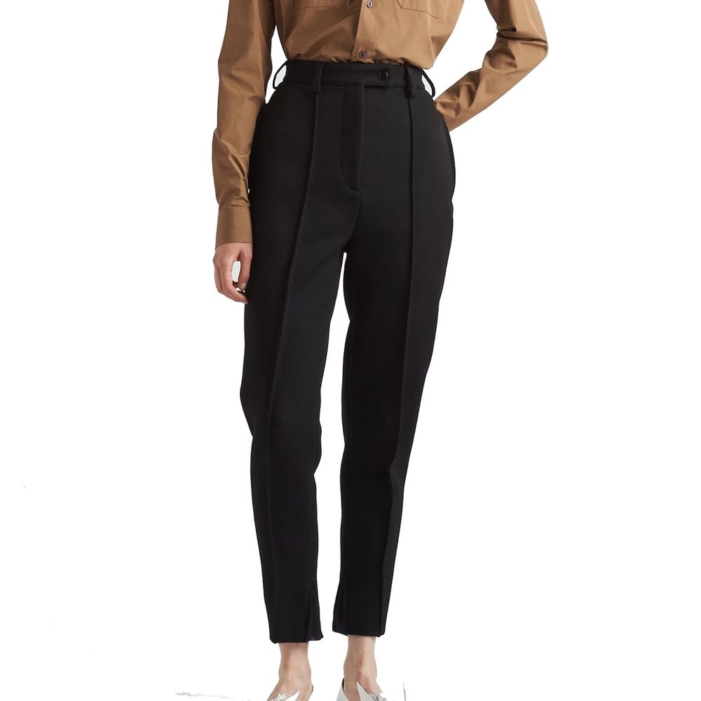 Pantalon décontracté en laine vierge noire de Prada, coupe ajustée, tissu élégant et confortable pour un style casual sophistiqué.