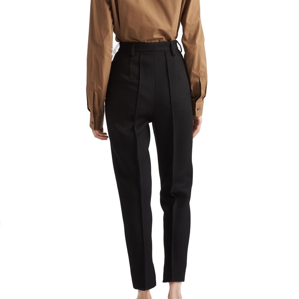 Pantalon décontracté en laine vierge noire de Prada, coupe ajustée, tissu élégant, porté sur un mannequin.