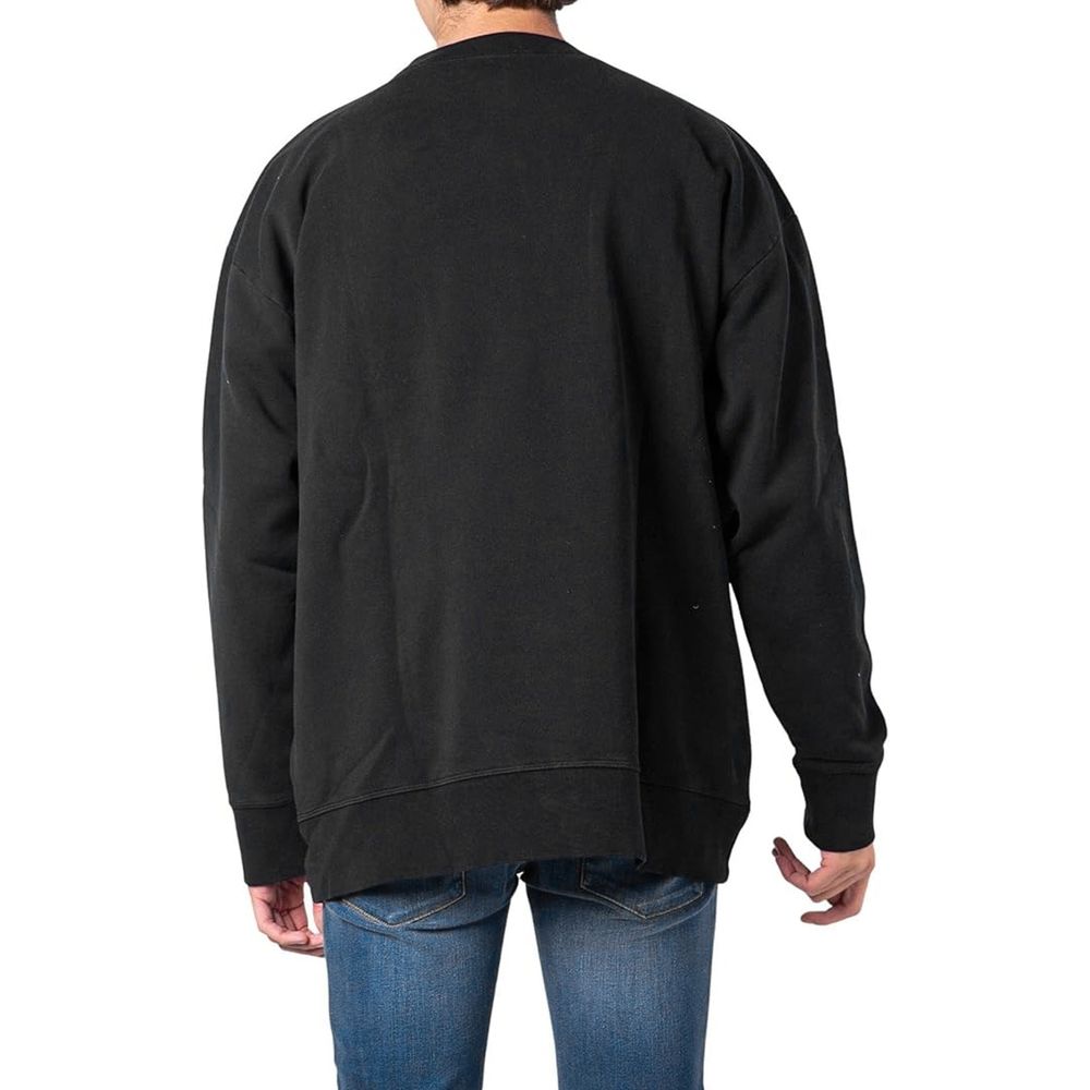Sweatshirt en coton noir de Dsquared², vêtement décontracté avec logo discret, porté par un modèle.