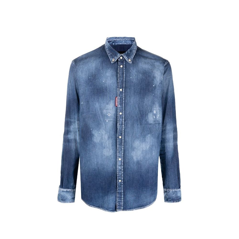 Chemise en denim bleu Dsquared² avec col classique et boutons, affichée sur un mannequin.