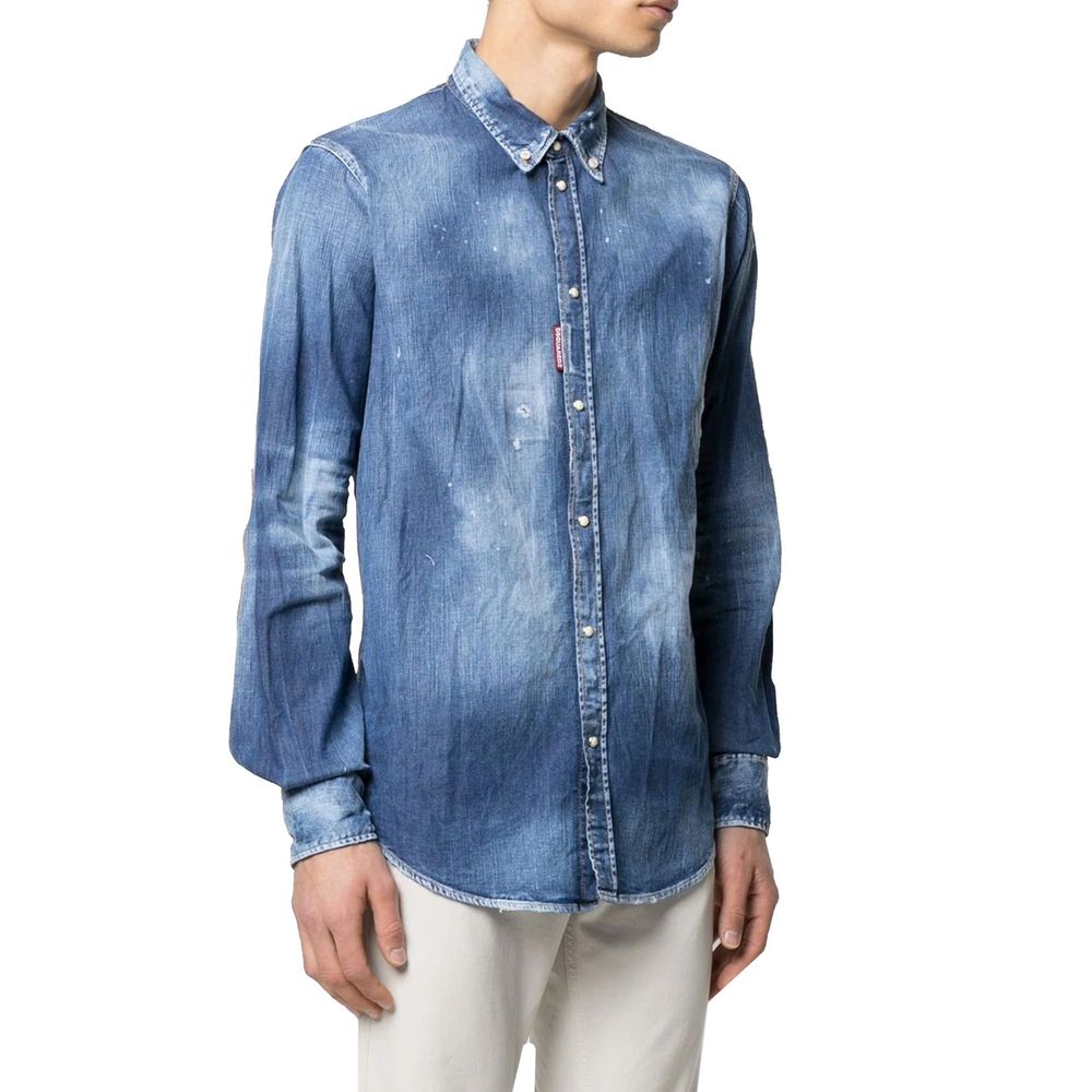 Chemise en denim bleu Dsquared², vêtement pour homme, avec détails de couture visibles, portée décontractée.
