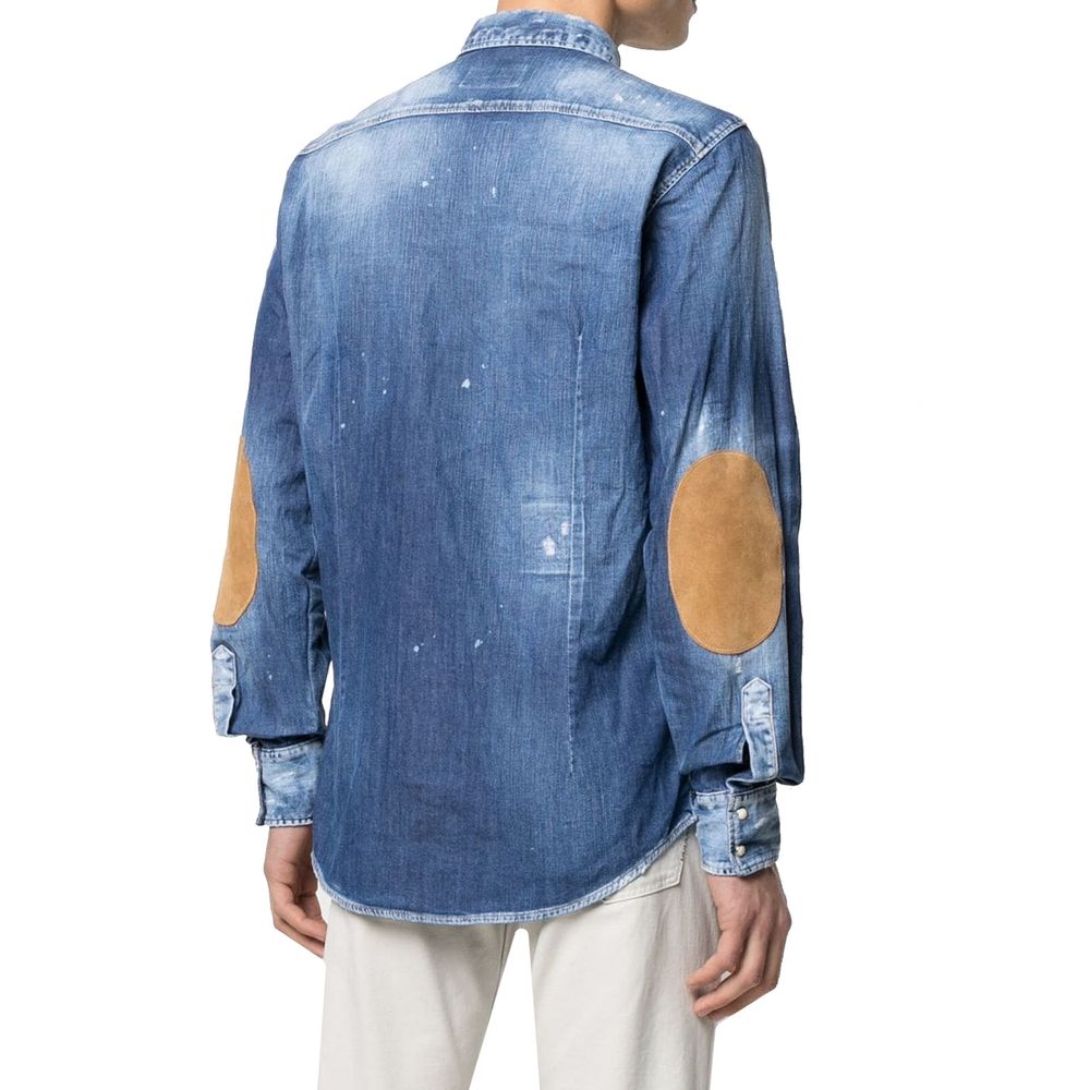 Chemise en denim bleu Dsquared² avec col classique et boutons, portée sur un fond neutre dans une image claire.