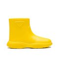 Bottes de pluie en caoutchouc bicolores Prada, style élégant et résistant pour la pluie.