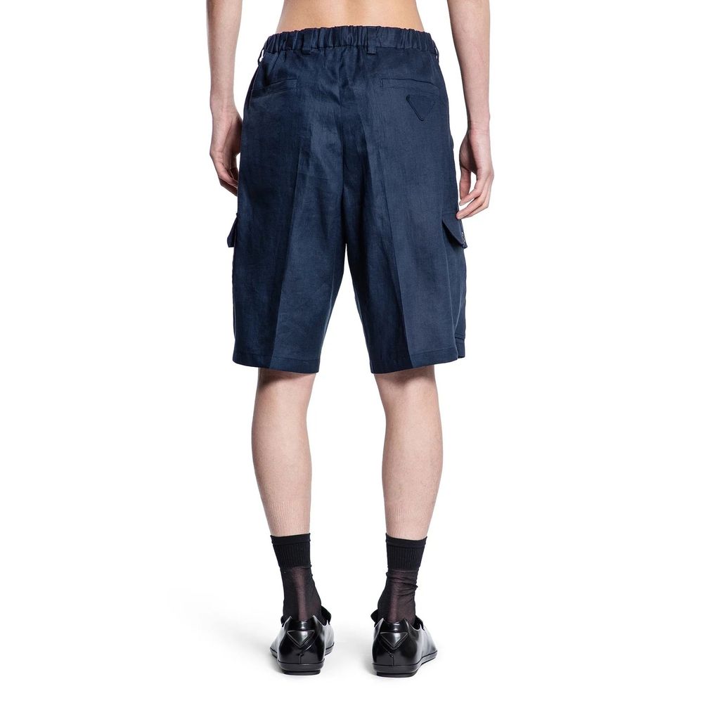 Shorts bermuda en lin bleu Prada, style décontracté et élégant, avec détails subtils et coupe ajustée.