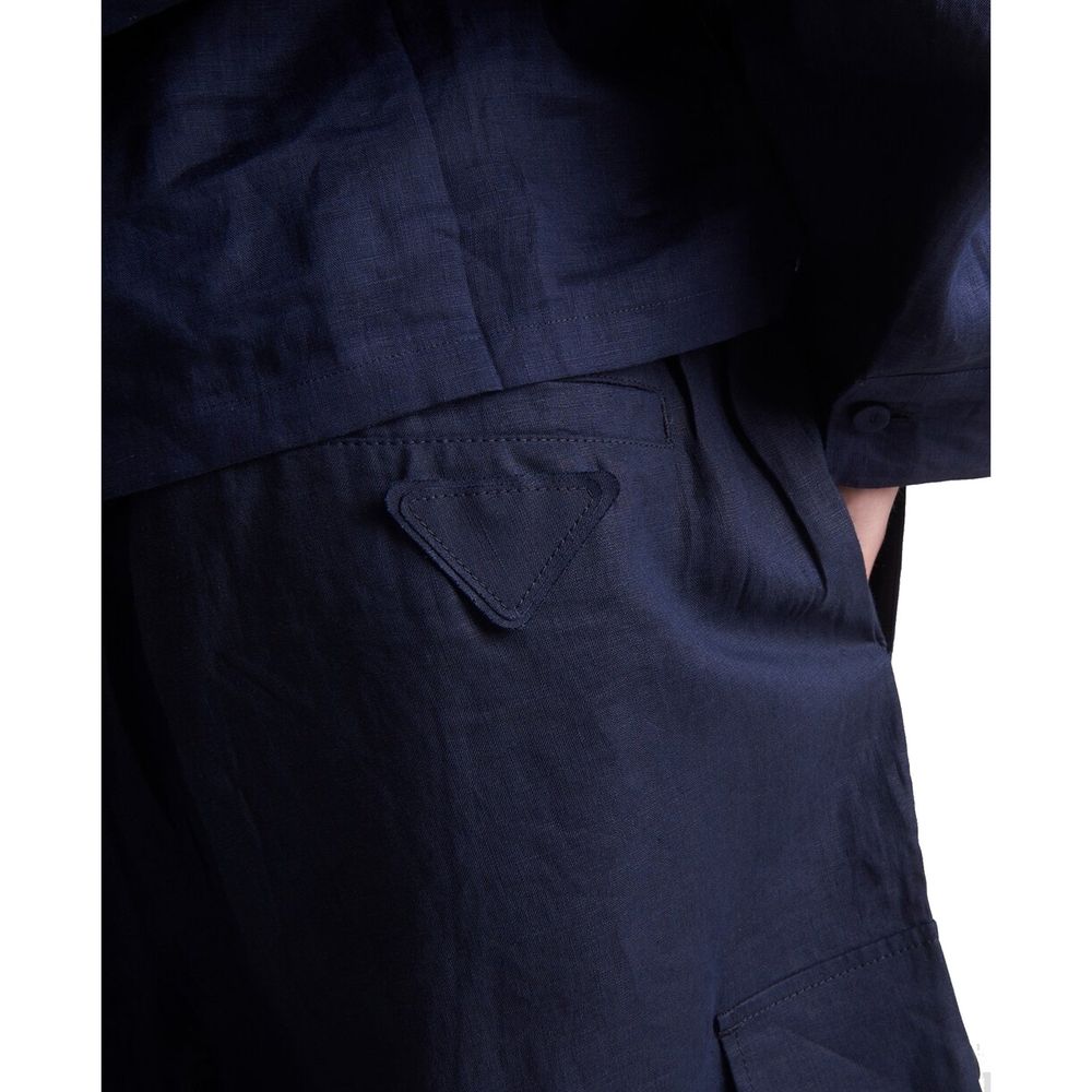 Shorts bermuda en lin bleu Prada, style décontracté avec détails élégants, parfait pour l'été.