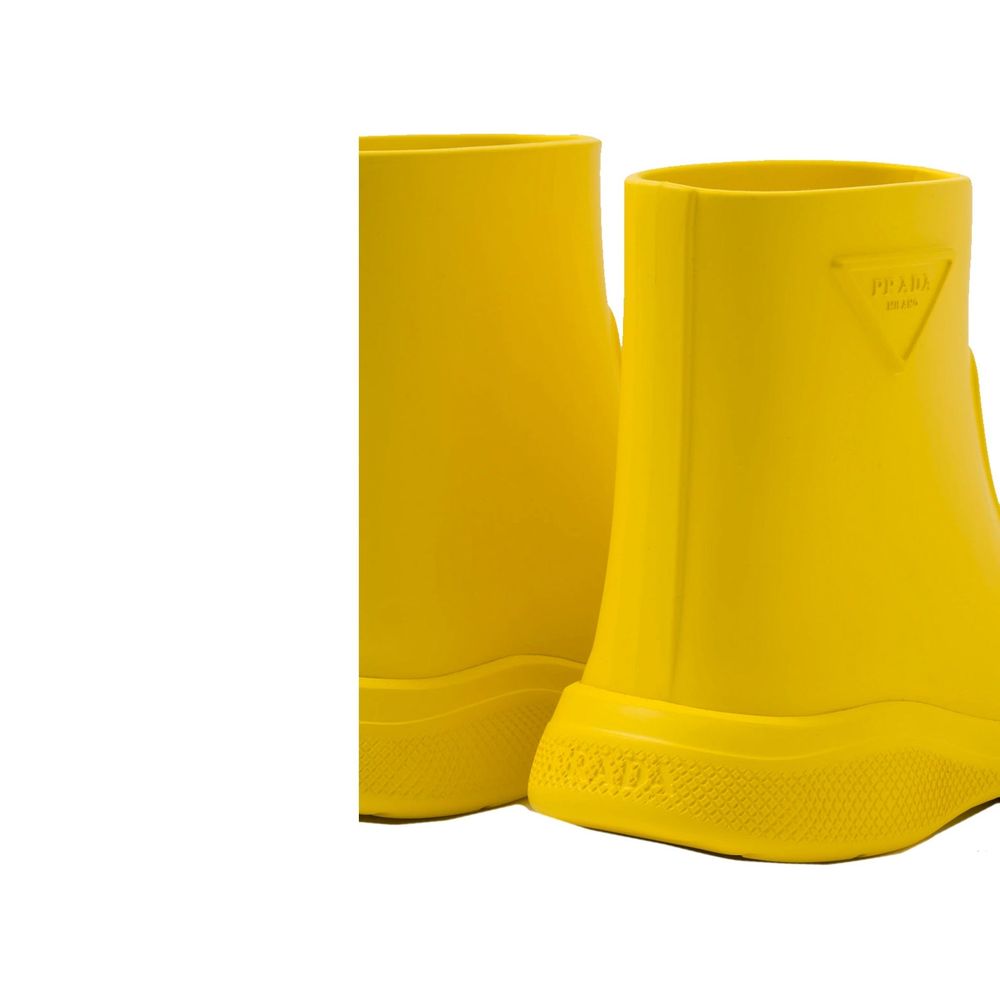 Bottes de pluie en caoutchouc bicolores Prada avec semelle antidérapante, adaptées pour la pluie et le mauvais temps.