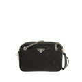 Sac à bandoulière Prada en nylon noir, élégant et pratique, avec détails modernes, idéal pour un style sophistiqué.