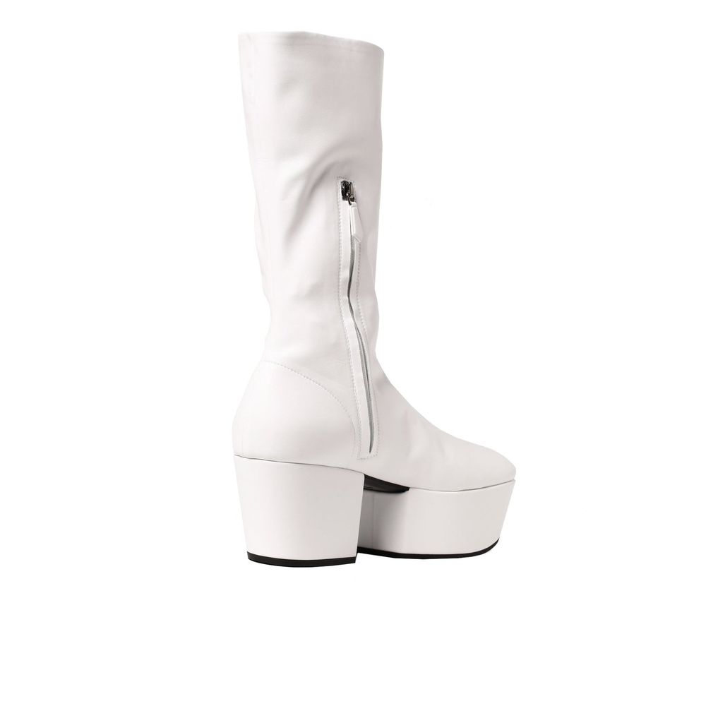 Bottes Prada blanches en polyéthylène à lacets, mode urbaine, visible avec semelle épaisse et design moderne.