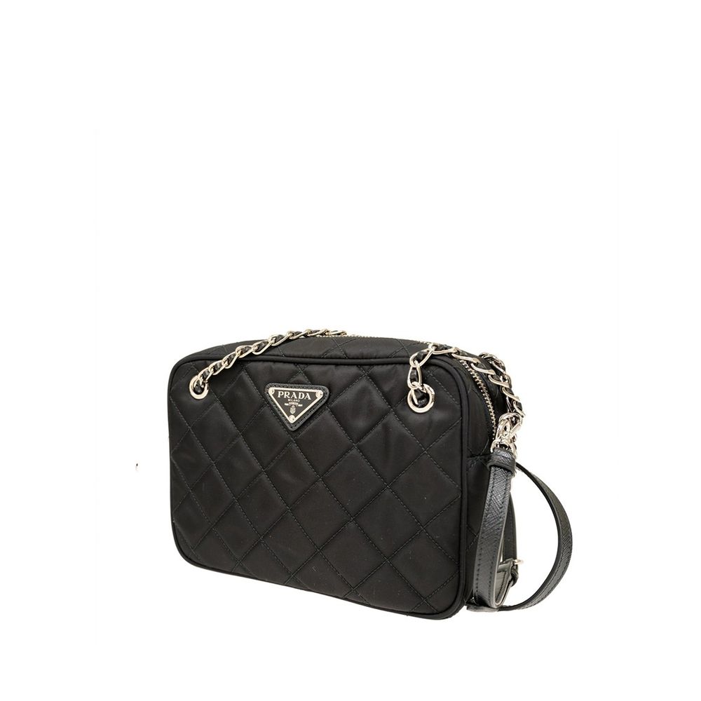 Sac à bandoulière en nylon noir Prada, élégant et pratique, avec détails subtils visibles sur l'image.