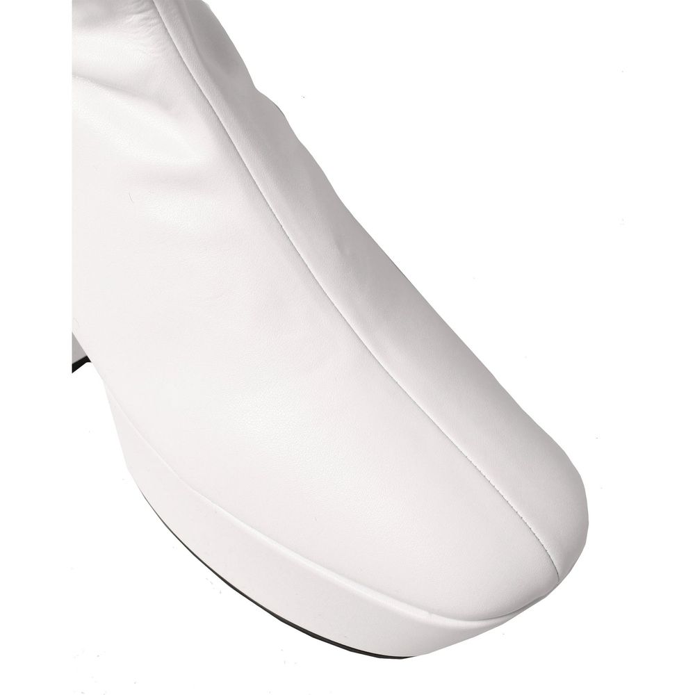 Bottes blanches en polyéthylène Prada à lacets, mode moderne et élégante, visibles avec détails de la matière et du design.