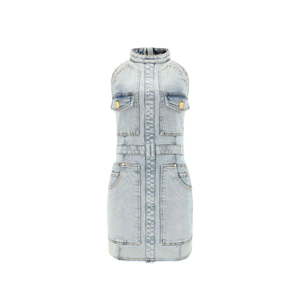 Robe décontractée en coton bleu de Balmain, coupe élégante et simplicité, portée dans un style casual.