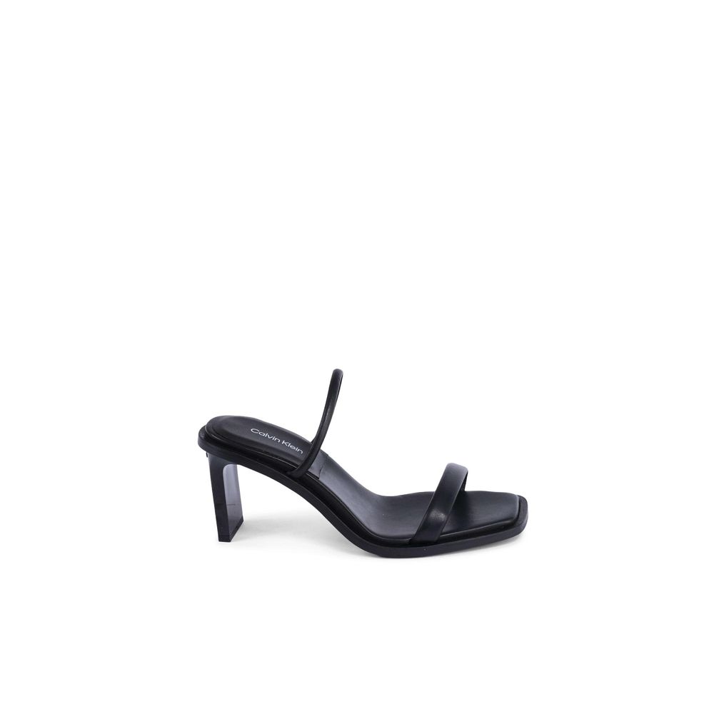 Sandales à talons aiguilles en cuir noir de Calvin Klein, style élégant et moderne, visibles avec brides fines et talon haut.