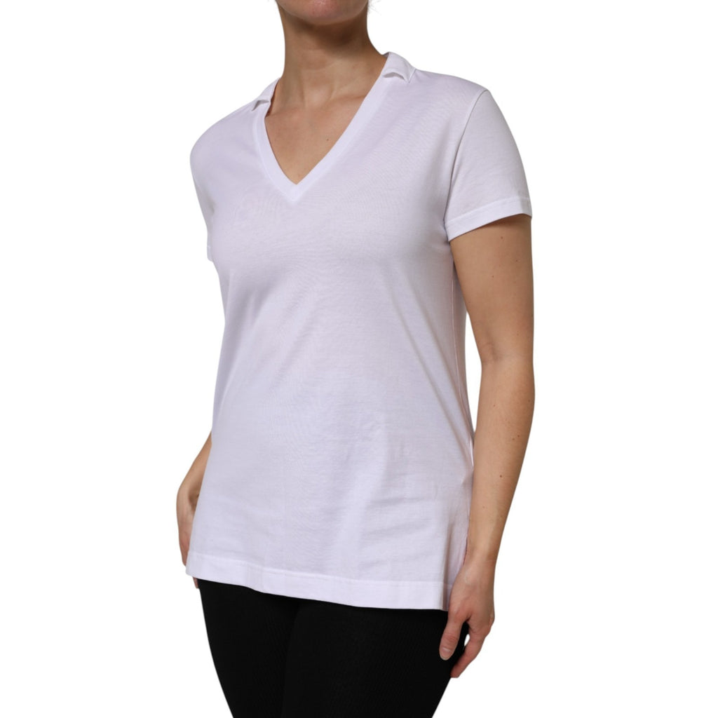 T-shirt blanc à col en V en coton Dolce & Gabbana avec manches courtes, vue de face sur un mannequin.