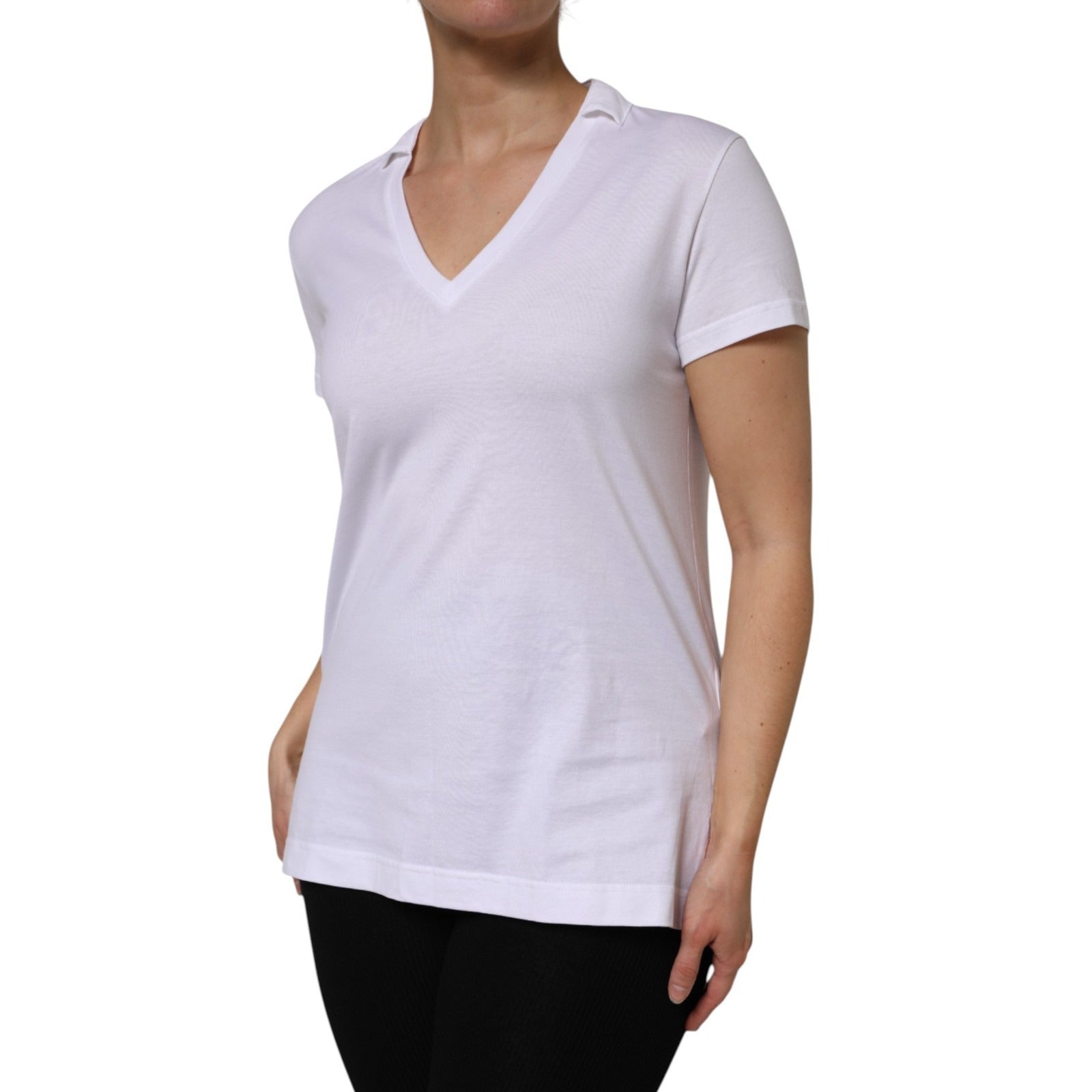 T-shirt blanc à col en V en coton Dolce & Gabbana avec manches courtes, vue de face sur un mannequin.