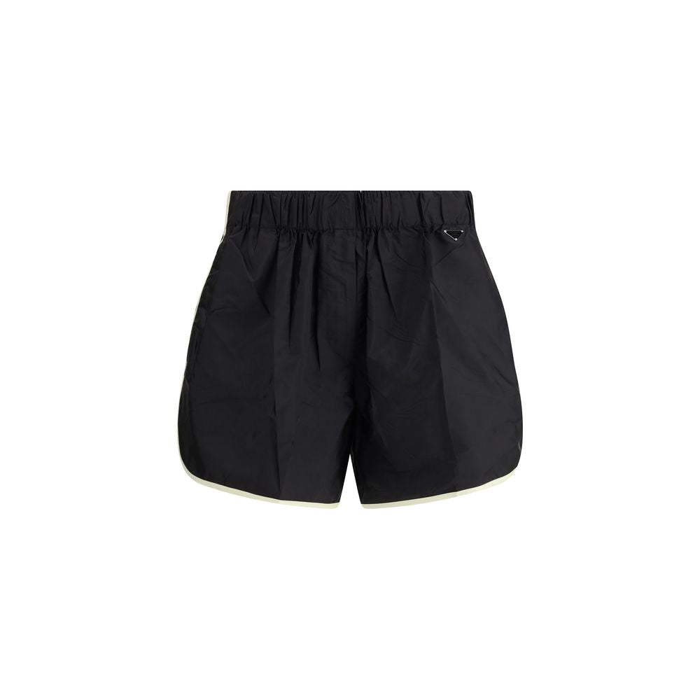 Shorts bermuda en polyamide recyclé noir de Prada, mode écologique et élégante, affichés sur mannequin.