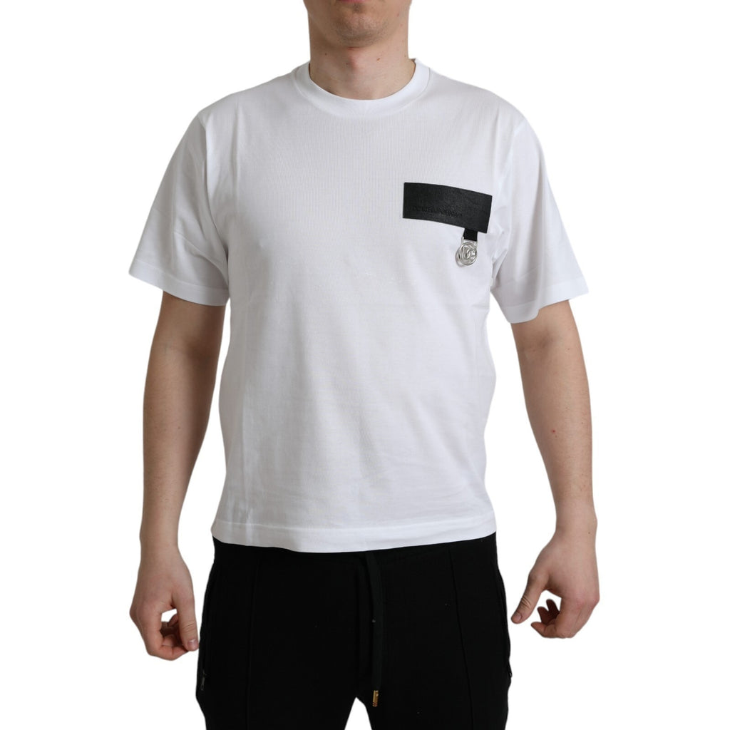 T-shirt blanc Dolce & Gabbana en coton avec patch logo, col rond et style décontracté, visible en gros plan.
