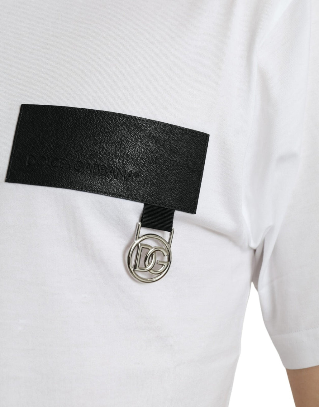 T-shirt blanc Dolce & Gabbana en coton avec logo, col rond et patch logo visible sur le devant.
