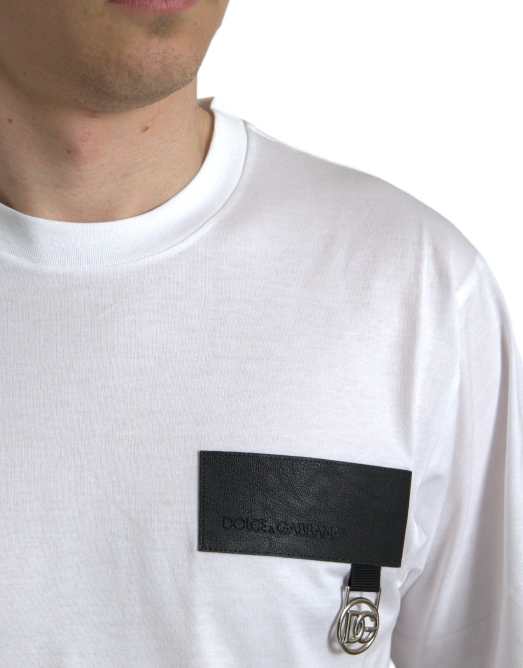T-shirt en coton blanc Dolce & Gabbana avec logo patch sur la poitrine, col ras du cou, vue de face.