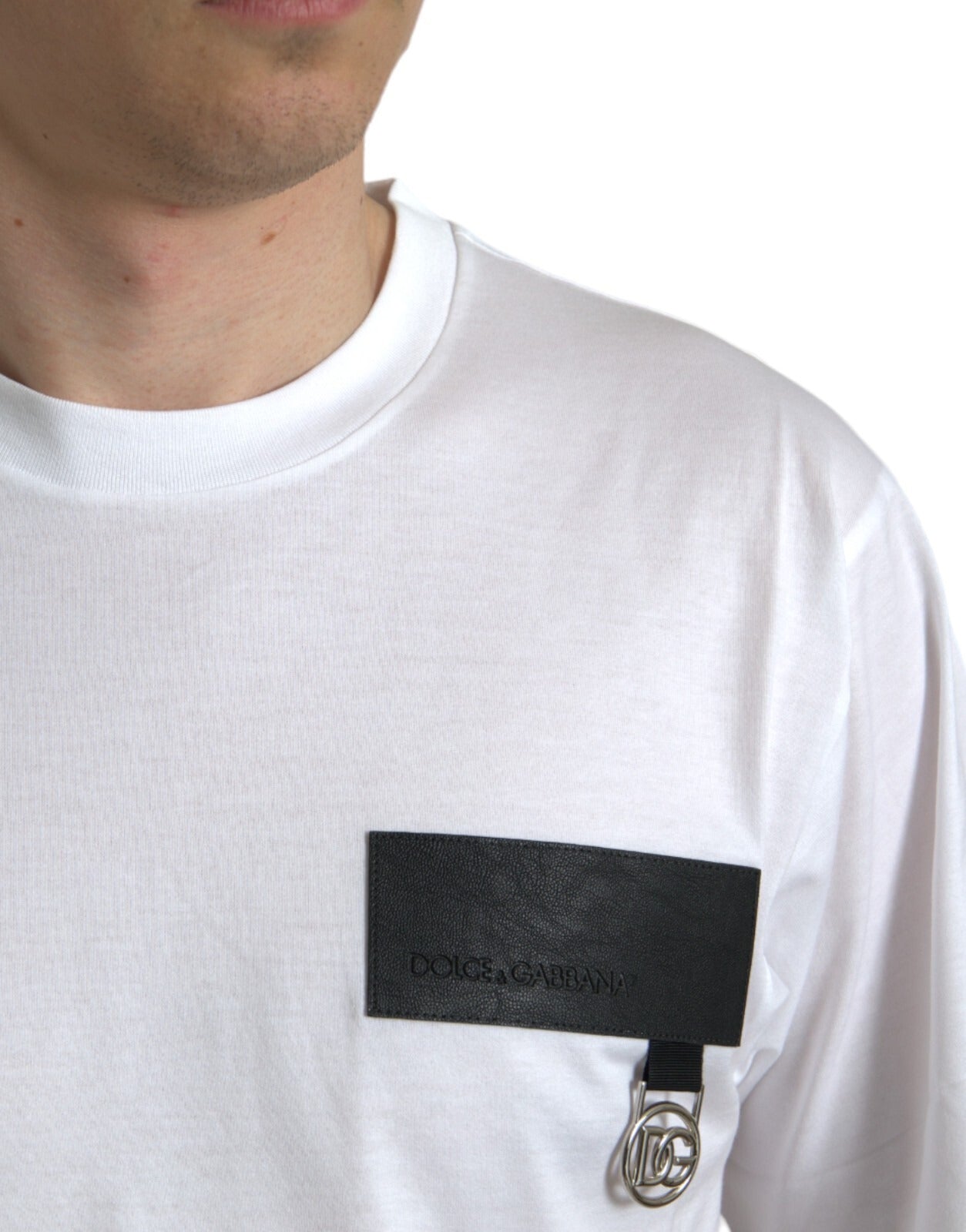 T-shirt en coton blanc Dolce & Gabbana avec logo patch sur la poitrine, col ras du cou, vue de face.