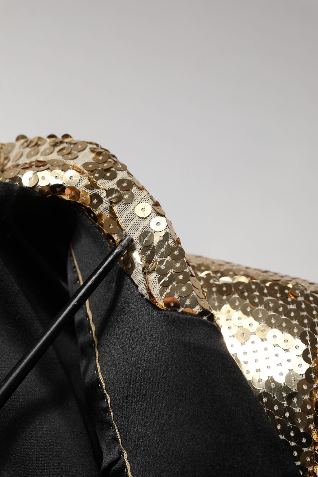 Blazer Dolce & Gabbana en sequins dorés, double boutonnage, veste élégante en tissu brillant et sophistiqué.