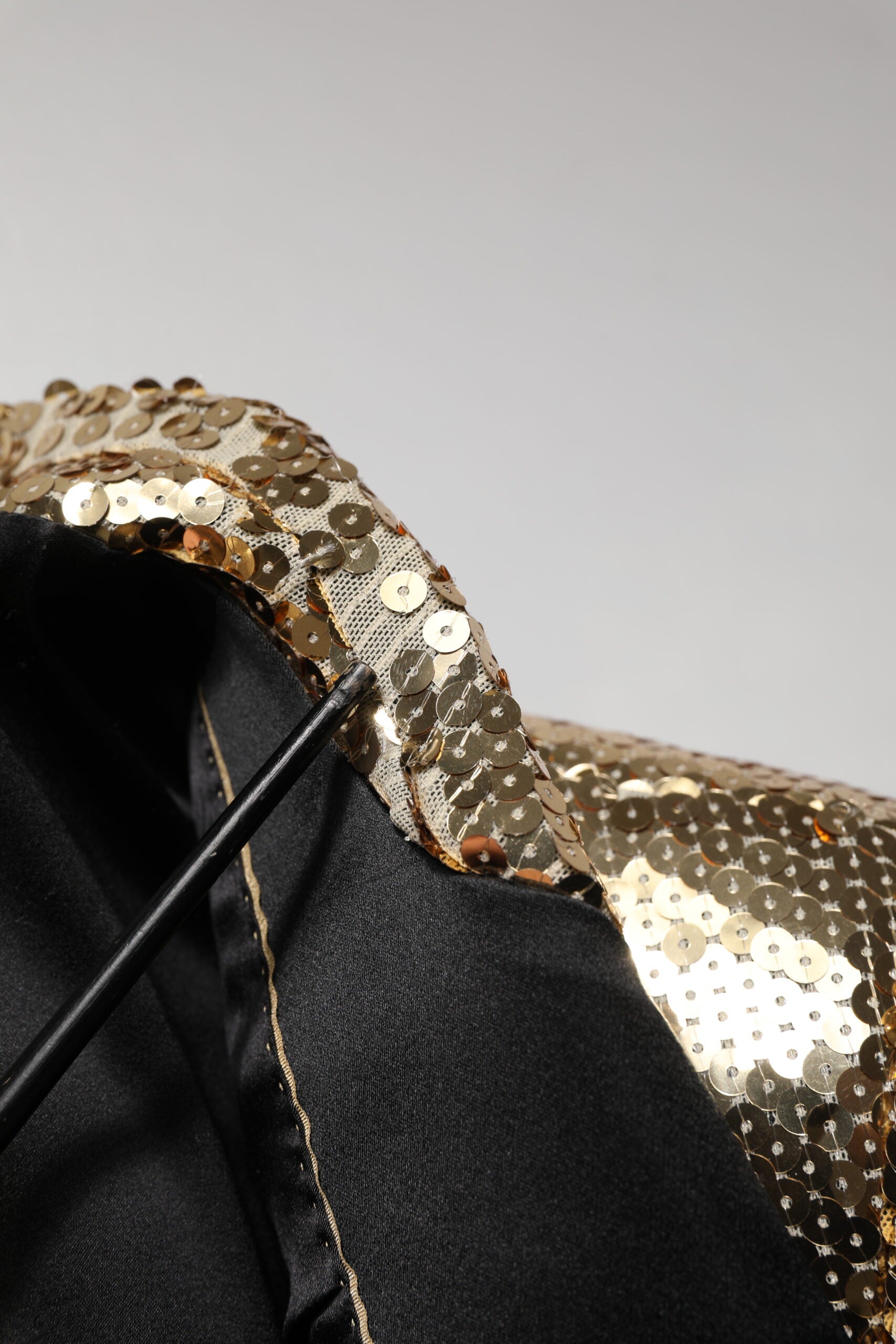 Blazer Dolce & Gabbana en sequins dorés, double boutonnage, veste élégante en tissu brillant et sophistiqué.
