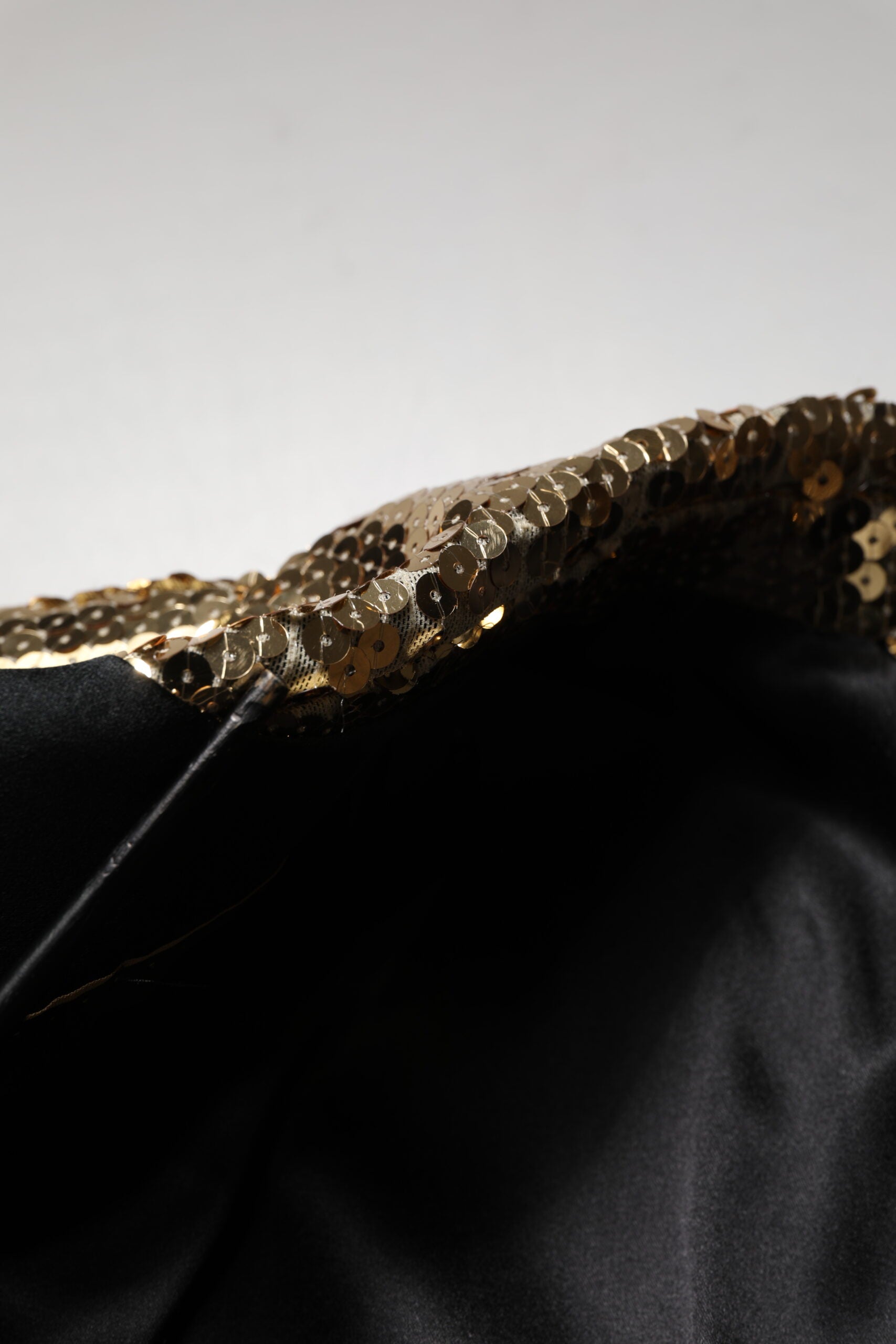 Blazer Dolce & Gabbana en sequins dorés, double boutonnage, coupe élégante, veste de soirée sophistiquée.