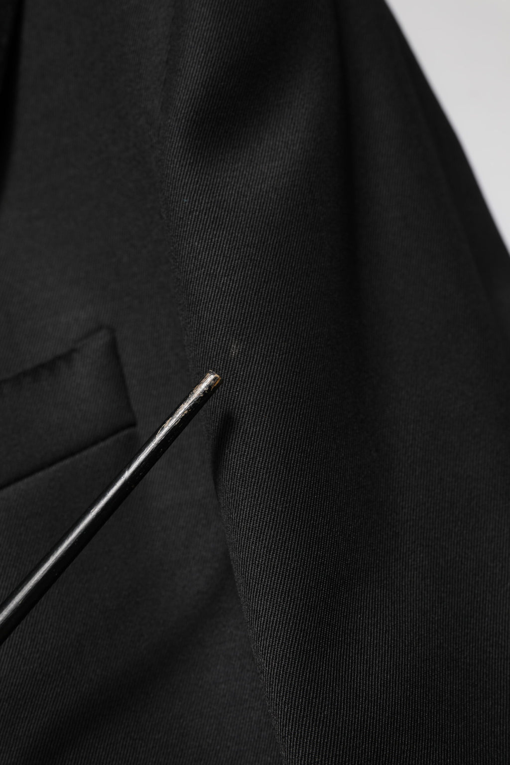 Veste blazer noire en laine à un bouton de Dolce & Gabbana, coupe classique avec col en V et poches latérales élégantes.
