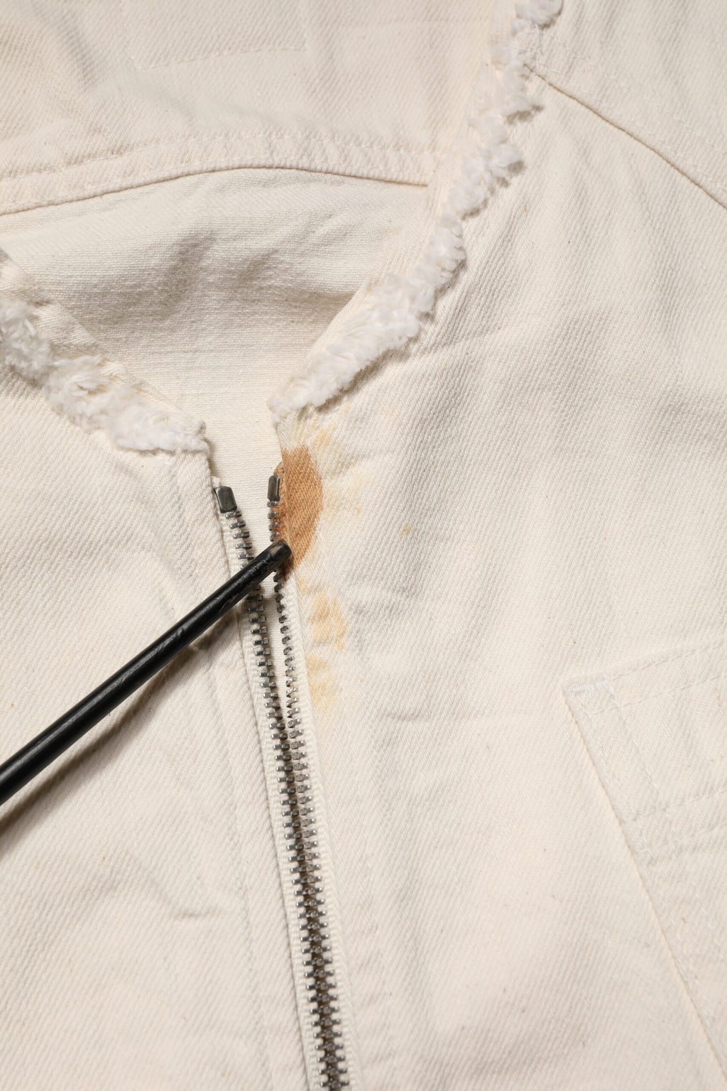 Veste homme Dolce & Gabbana en denim blanc en coton, zip intégral, style blouson avec col montant et poches frontales.